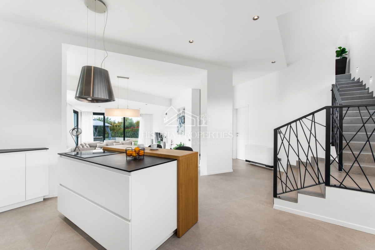 Una posizione idilliaca con una villa imponente, ben attrezzata e arredata con gusto