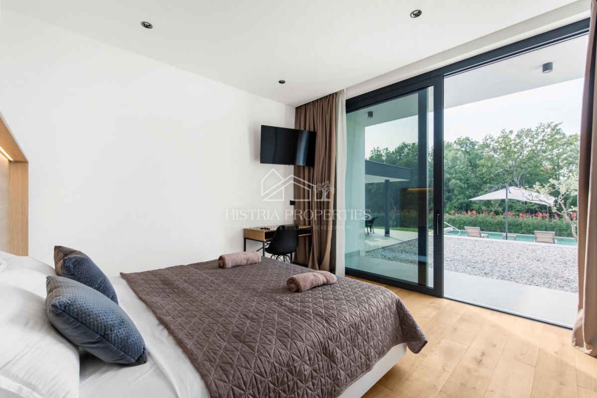 Una posizione idilliaca con una villa imponente, ben attrezzata e arredata con gusto