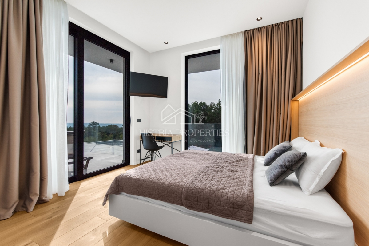 Una posizione idilliaca con una villa imponente, ben attrezzata e arredata con gusto