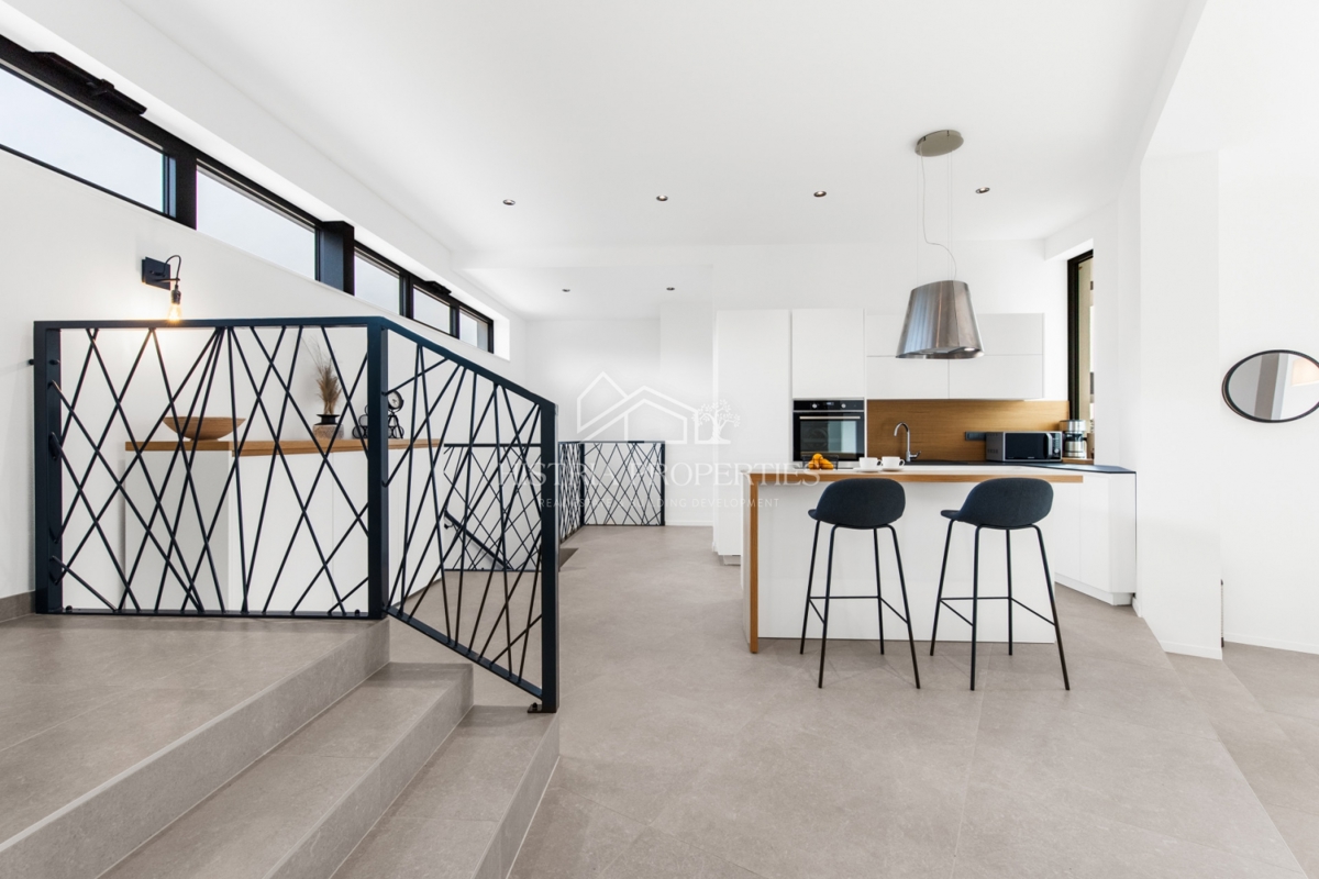 Una posizione idilliaca con una villa imponente, ben attrezzata e arredata con gusto