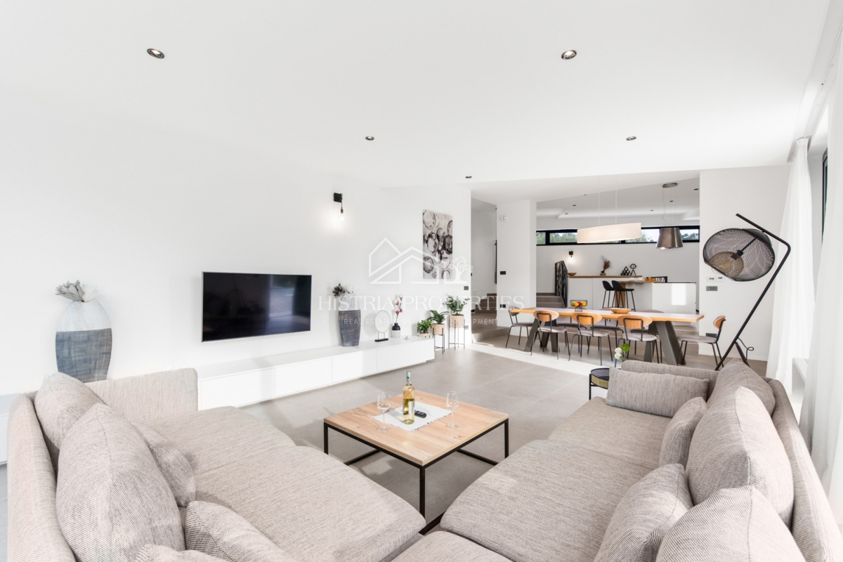 Una posizione idilliaca con una villa imponente, ben attrezzata e arredata con gusto