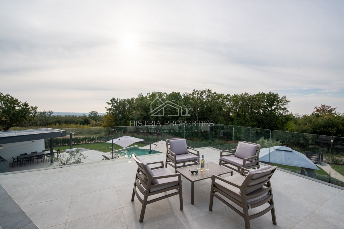 Una posizione idilliaca con una villa imponente, ben attrezzata e arredata con gusto