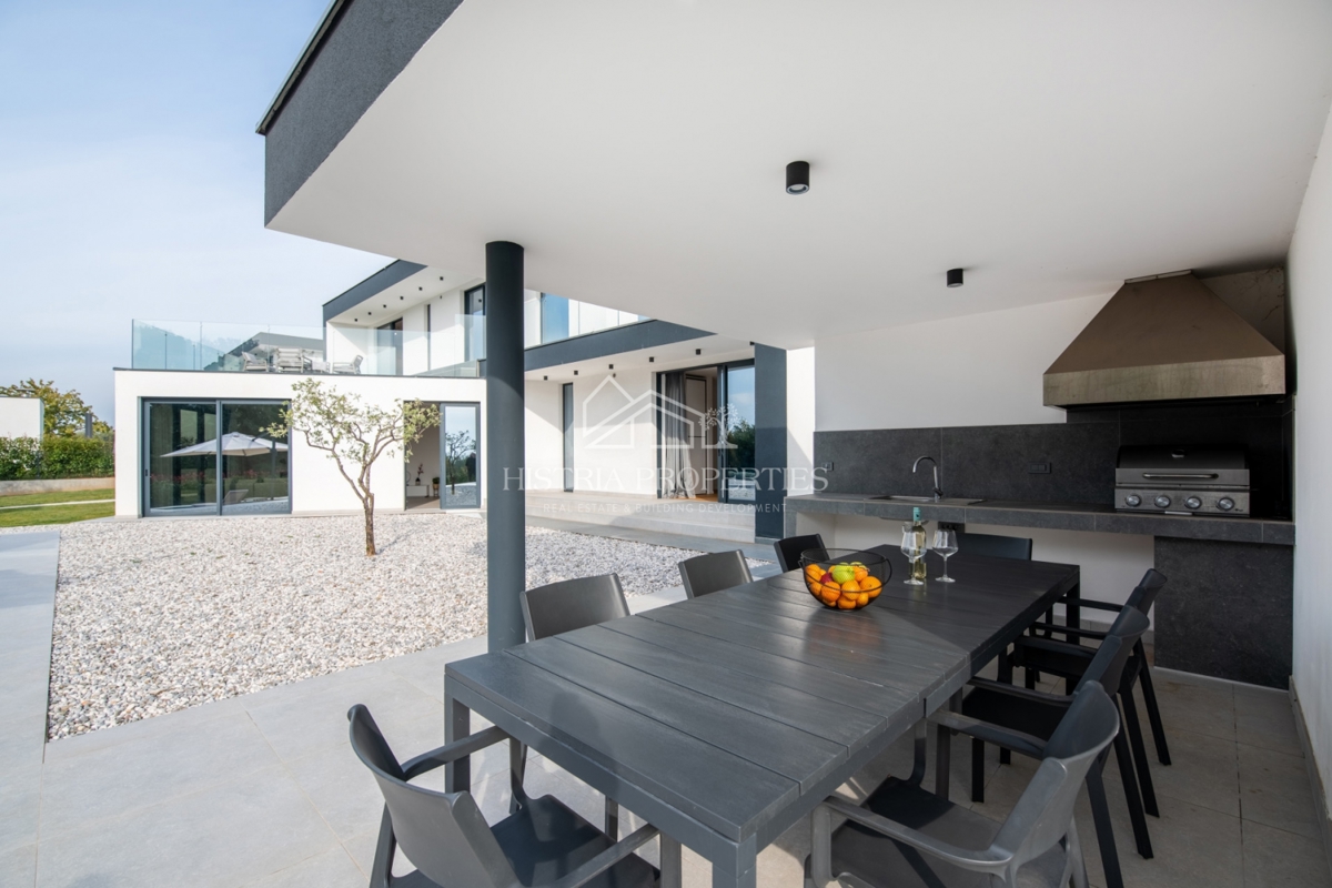 Una posizione idilliaca con una villa imponente, ben attrezzata e arredata con gusto