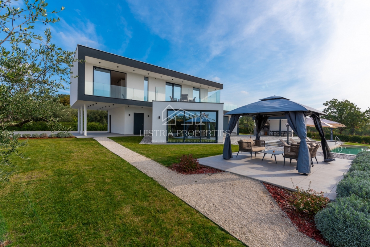 Una posizione idilliaca con una villa imponente, ben attrezzata e arredata con gusto