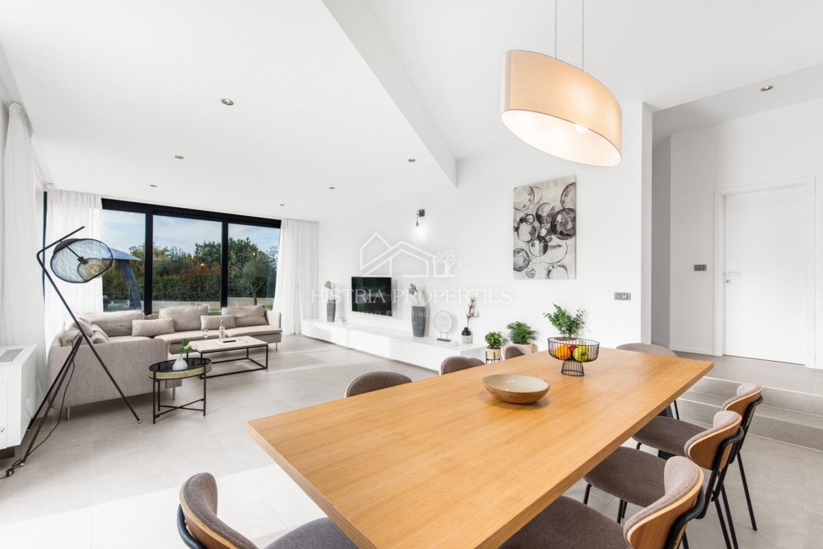 Una posizione idilliaca con una villa imponente, ben attrezzata e arredata con gusto