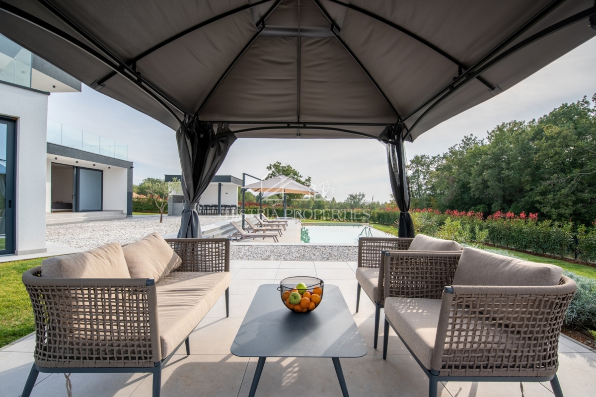 Una posizione idilliaca con una villa imponente, ben attrezzata e arredata con gusto