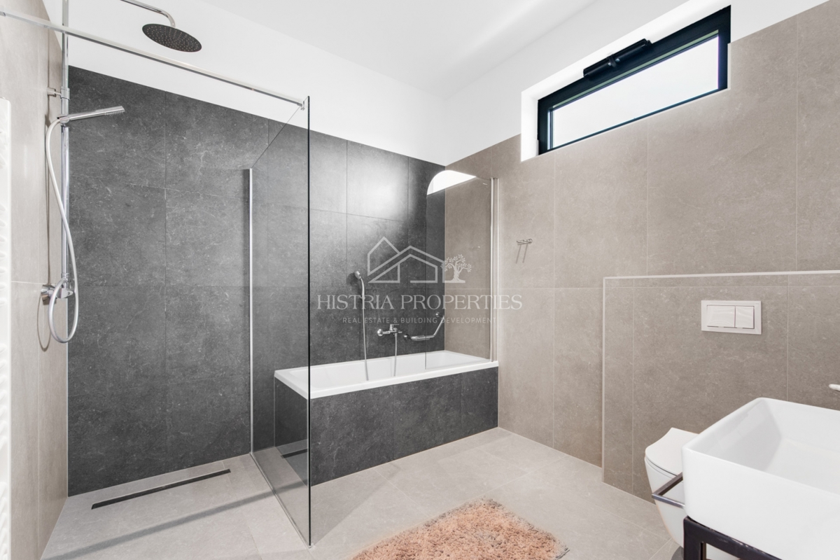 Una posizione idilliaca con una villa imponente, ben attrezzata e arredata con gusto