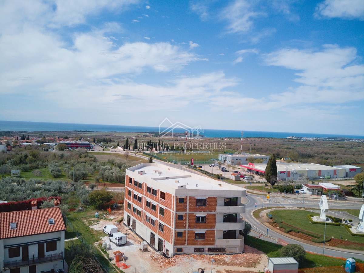 Appartamento con terrazza e vista mare e Alpi a solo 1 km dalla spiaggia.