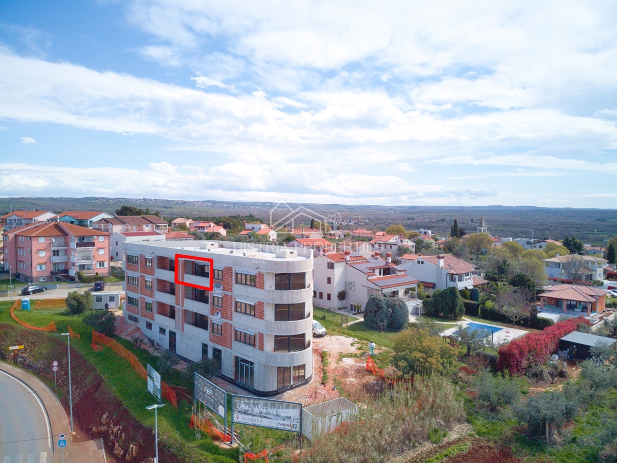 Appartamento con terrazza e vista mare e Alpi a solo 1 km dalla spiaggia.