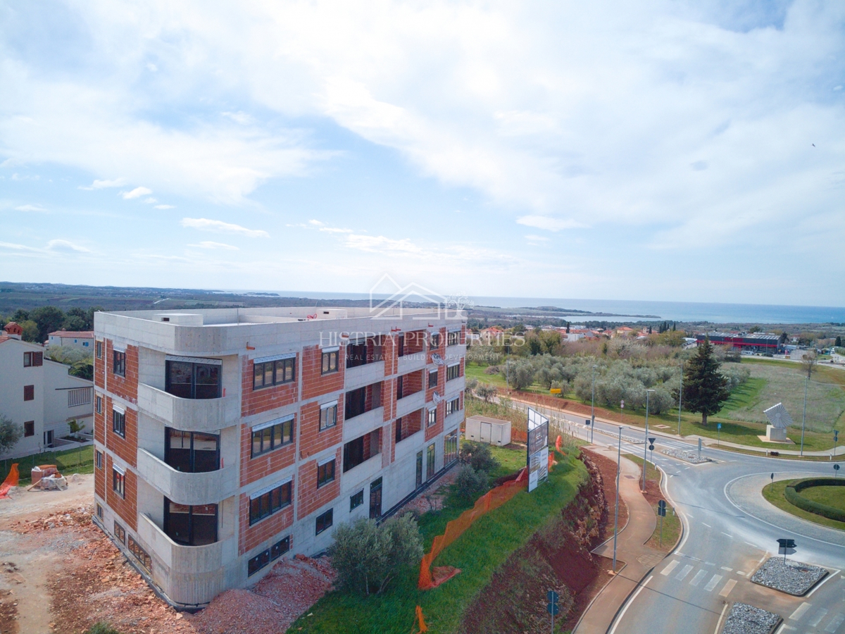 Appartamento con terrazza e vista mare e Alpi a solo 1 km dalla spiaggia.