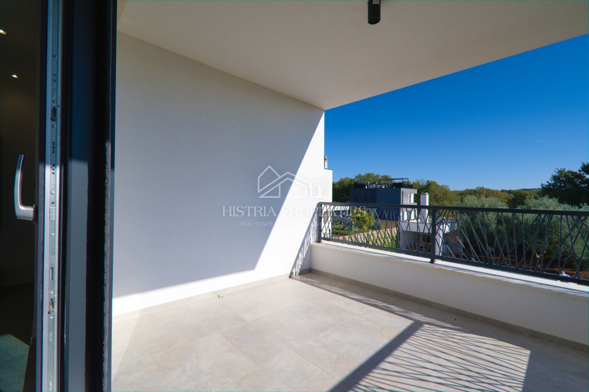 Un appartamento arredato in stile moderno con spaziosa terrazza sul tetto, a 1 km dal mare