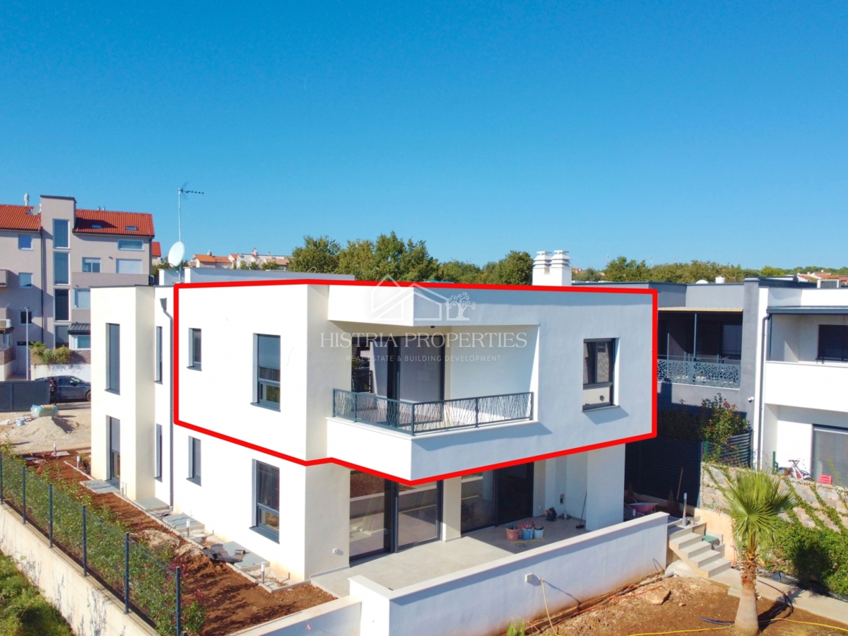 Un appartamento arredato in stile moderno con spaziosa terrazza sul tetto, a 1 km dal mare