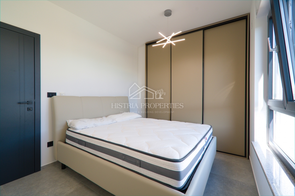 Un appartamento arredato in stile moderno con spaziosa terrazza sul tetto, a 1 km dal mare