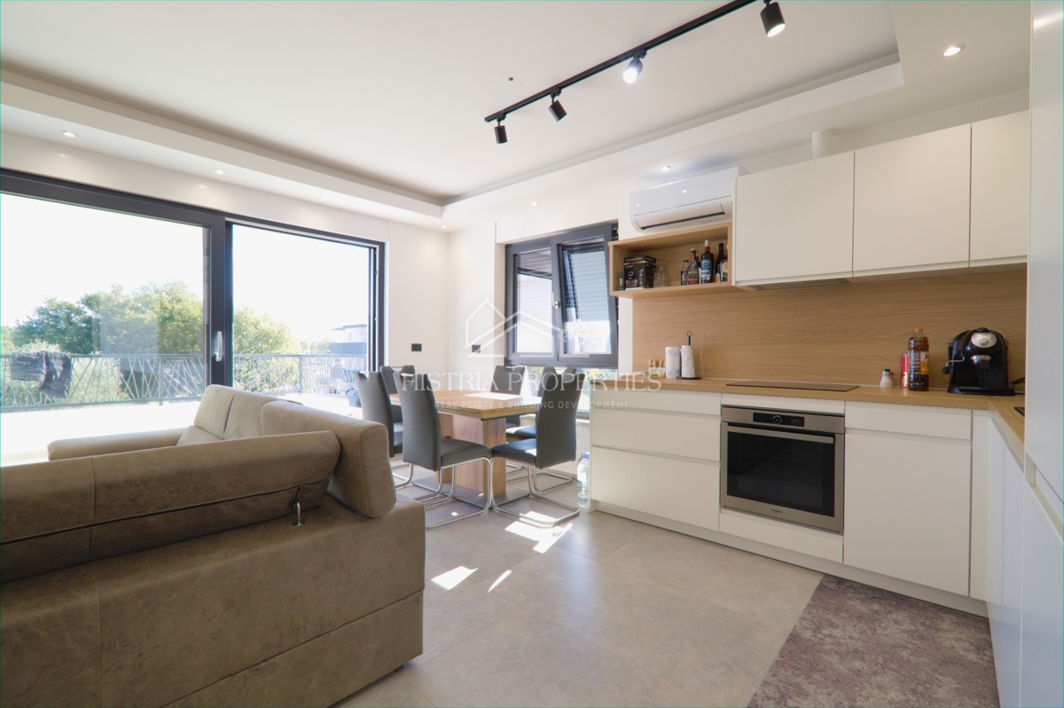 Un appartamento arredato in stile moderno con spaziosa terrazza sul tetto, a 1 km dal mare