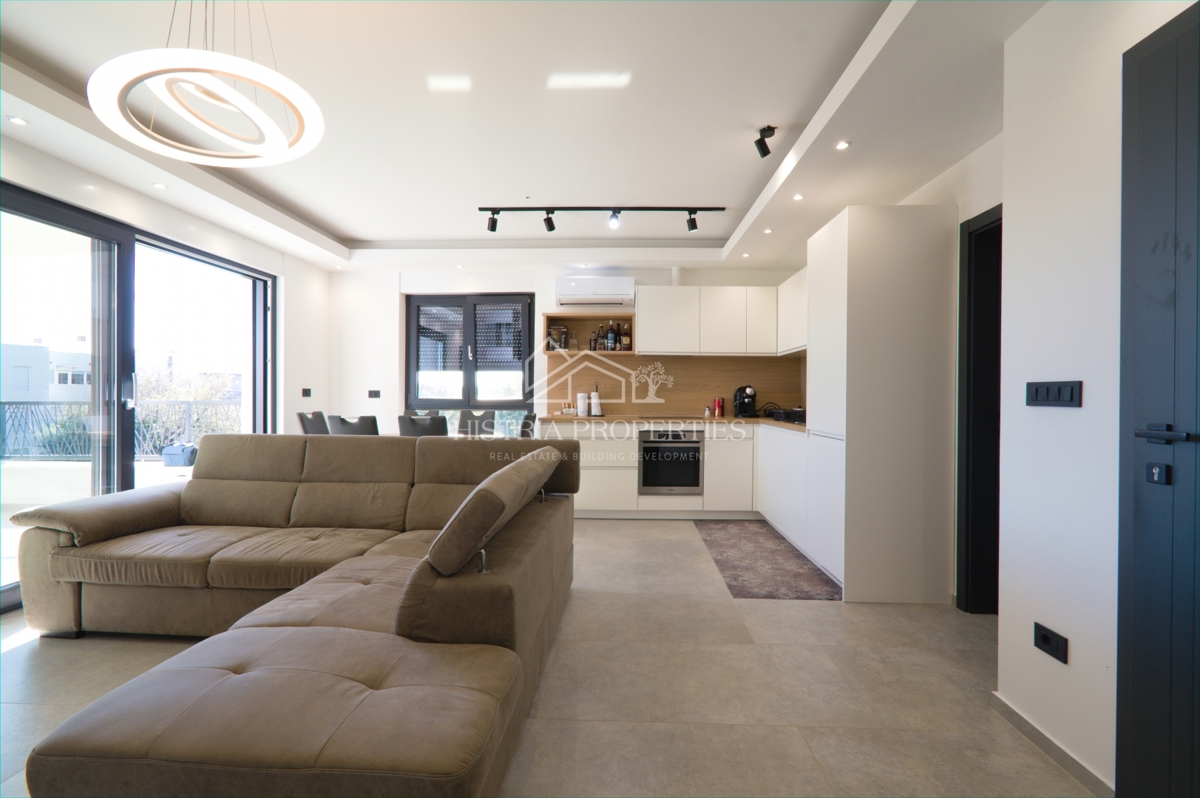 Un appartamento arredato in stile moderno con spaziosa terrazza sul tetto, a 1 km dal mare