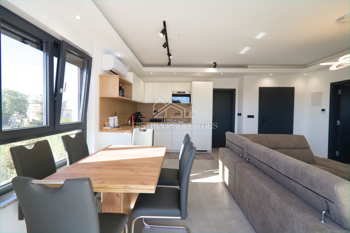 Un appartamento arredato in stile moderno con spaziosa terrazza sul tetto, a 1 km dal mare