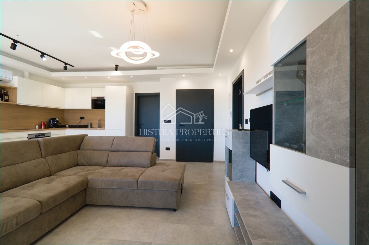 Un appartamento arredato in stile moderno con spaziosa terrazza sul tetto, a 1 km dal mare