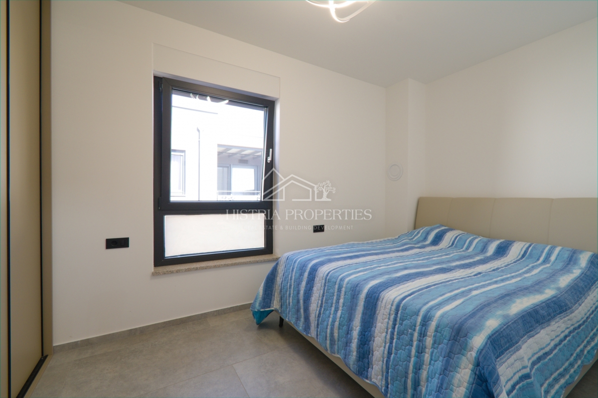 Un appartamento arredato in stile moderno con spaziosa terrazza sul tetto, a 1 km dal mare