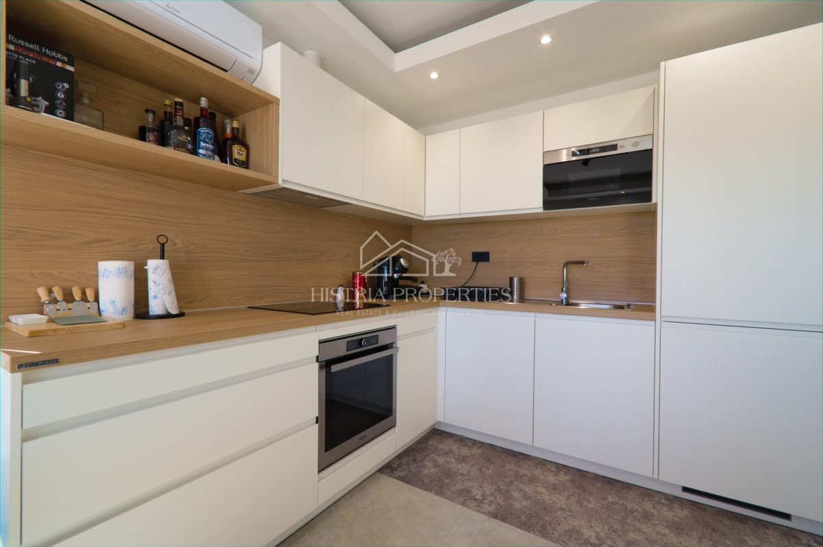 Un appartamento arredato in stile moderno con spaziosa terrazza sul tetto, a 1 km dal mare