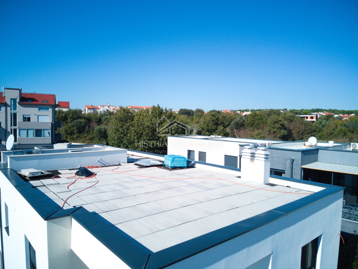 Un appartamento arredato in stile moderno con spaziosa terrazza sul tetto, a 1 km dal mare