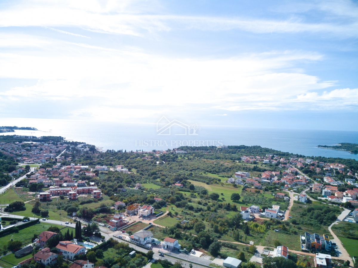 Terreno edificabile con vista mare per la costruzione di una villa di lusso o di un edificio con 4 appartamenti