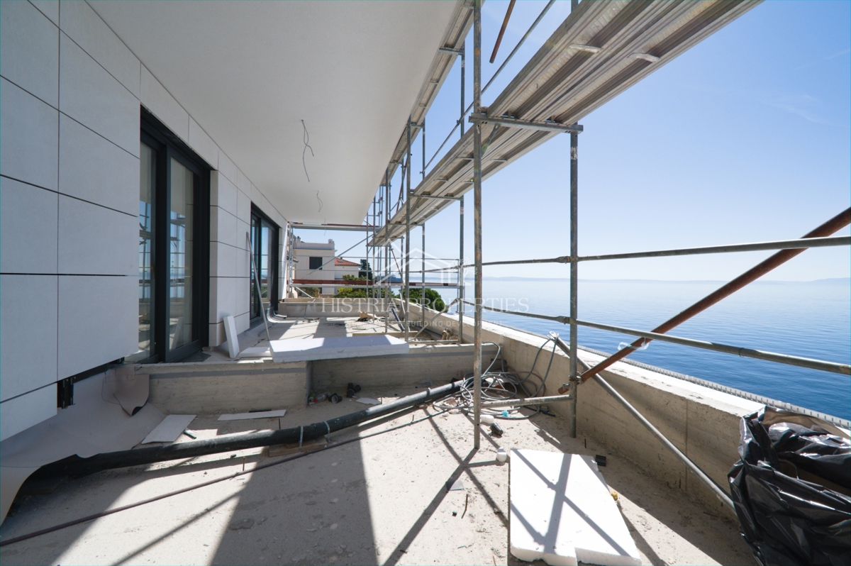 Lussuoso e spazioso appartamento in prima fila sul mare con la spiaggia di fronte all'edificio a un prezzo ridotto