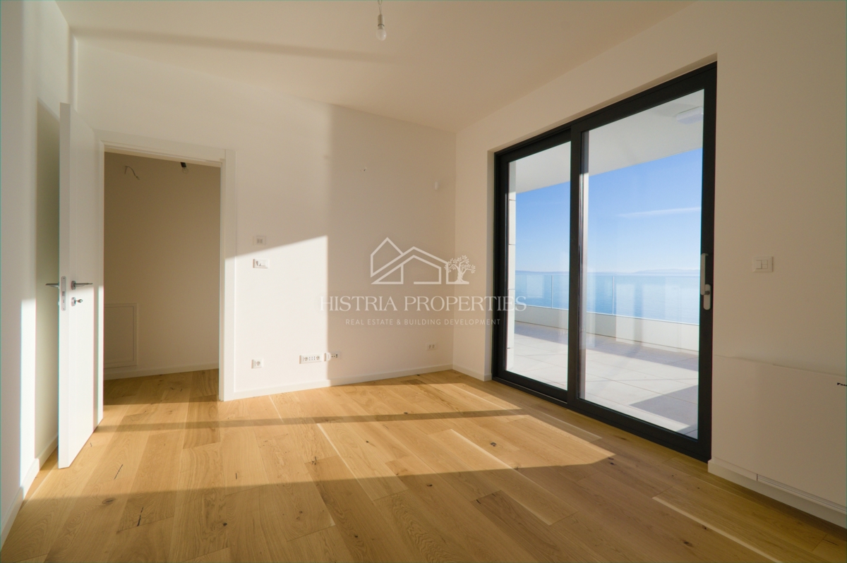 Lussuoso e spazioso appartamento in prima fila sul mare con la spiaggia di fronte all'edificio a un prezzo ridotto