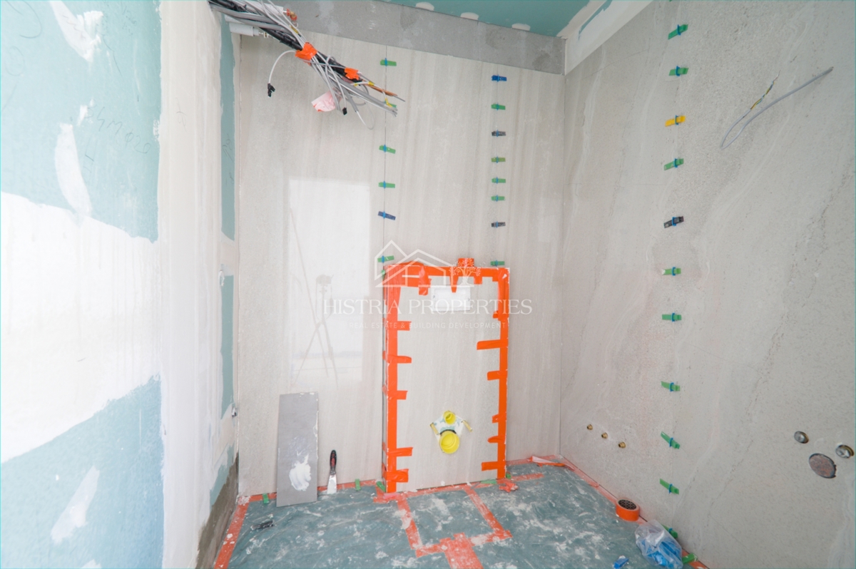 Lussuoso e spazioso appartamento in prima fila sul mare con la spiaggia di fronte all'edificio a un prezzo ridotto