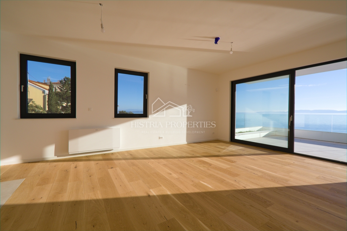 Lussuoso e spazioso appartamento in prima fila sul mare con la spiaggia di fronte all'edificio a un prezzo ridotto