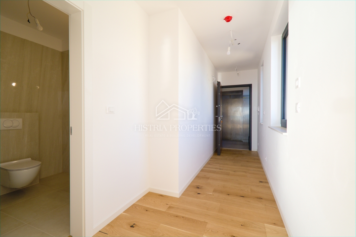 Lussuoso e spazioso appartamento in prima fila sul mare con la spiaggia di fronte all'edificio a un prezzo ridotto