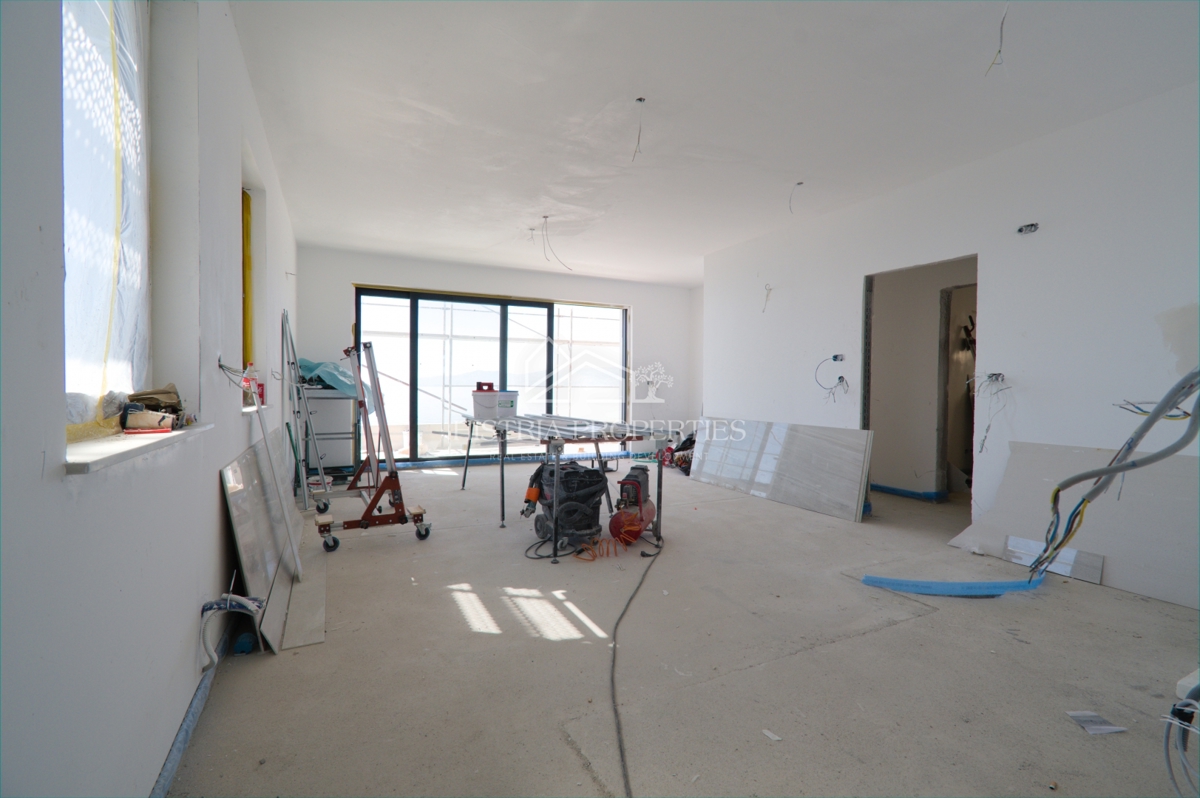 Lussuoso e spazioso appartamento in prima fila sul mare con la spiaggia di fronte all'edificio a un prezzo ridotto