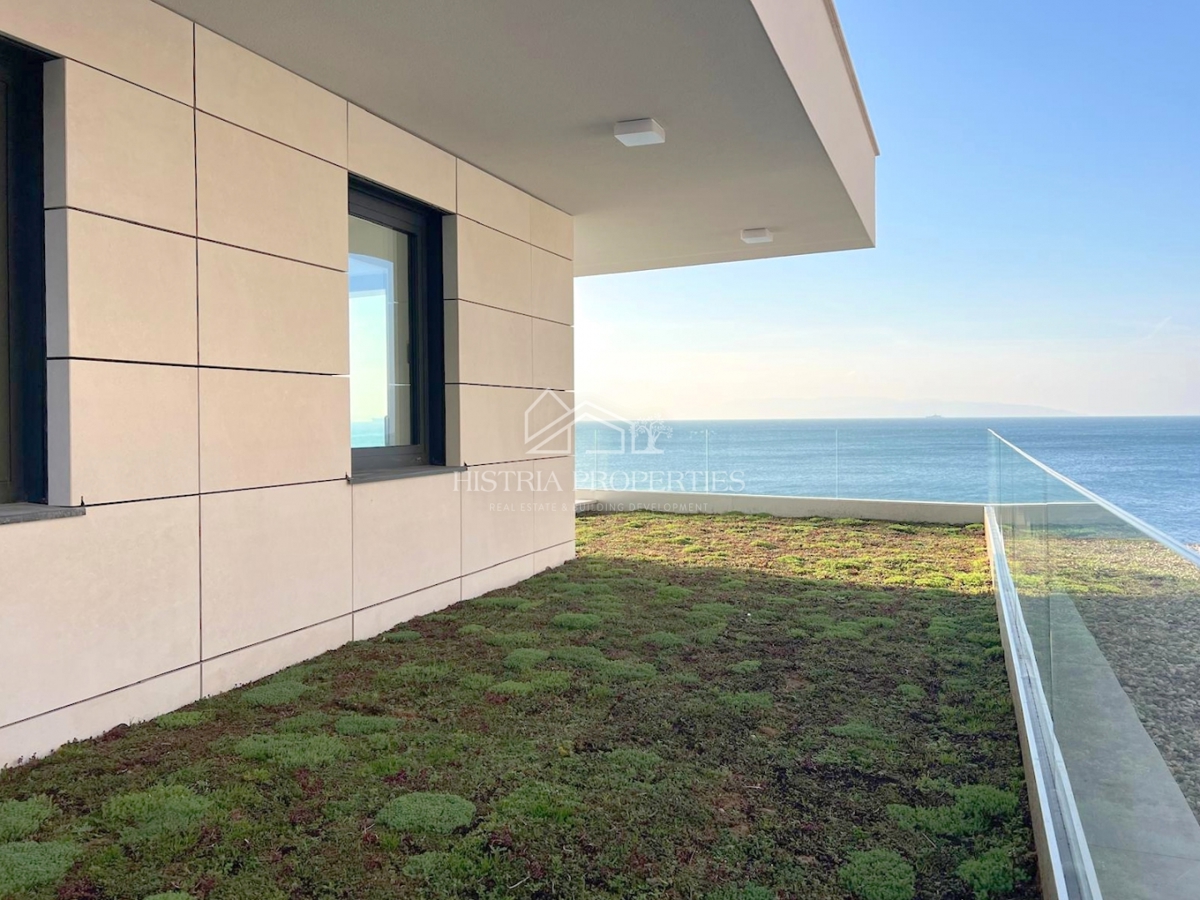 Lussuoso e spazioso appartamento in prima fila sul mare con la spiaggia di fronte all'edificio a un prezzo ridotto