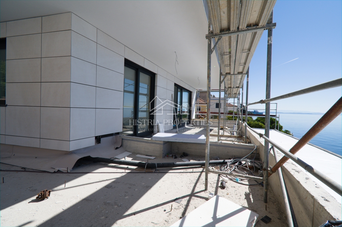 Lussuoso e spazioso appartamento in prima fila sul mare con la spiaggia di fronte all'edificio a un prezzo ridotto