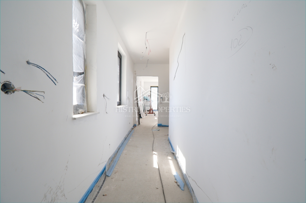 Lussuoso e spazioso appartamento in prima fila sul mare con la spiaggia di fronte all'edificio a un prezzo ridotto