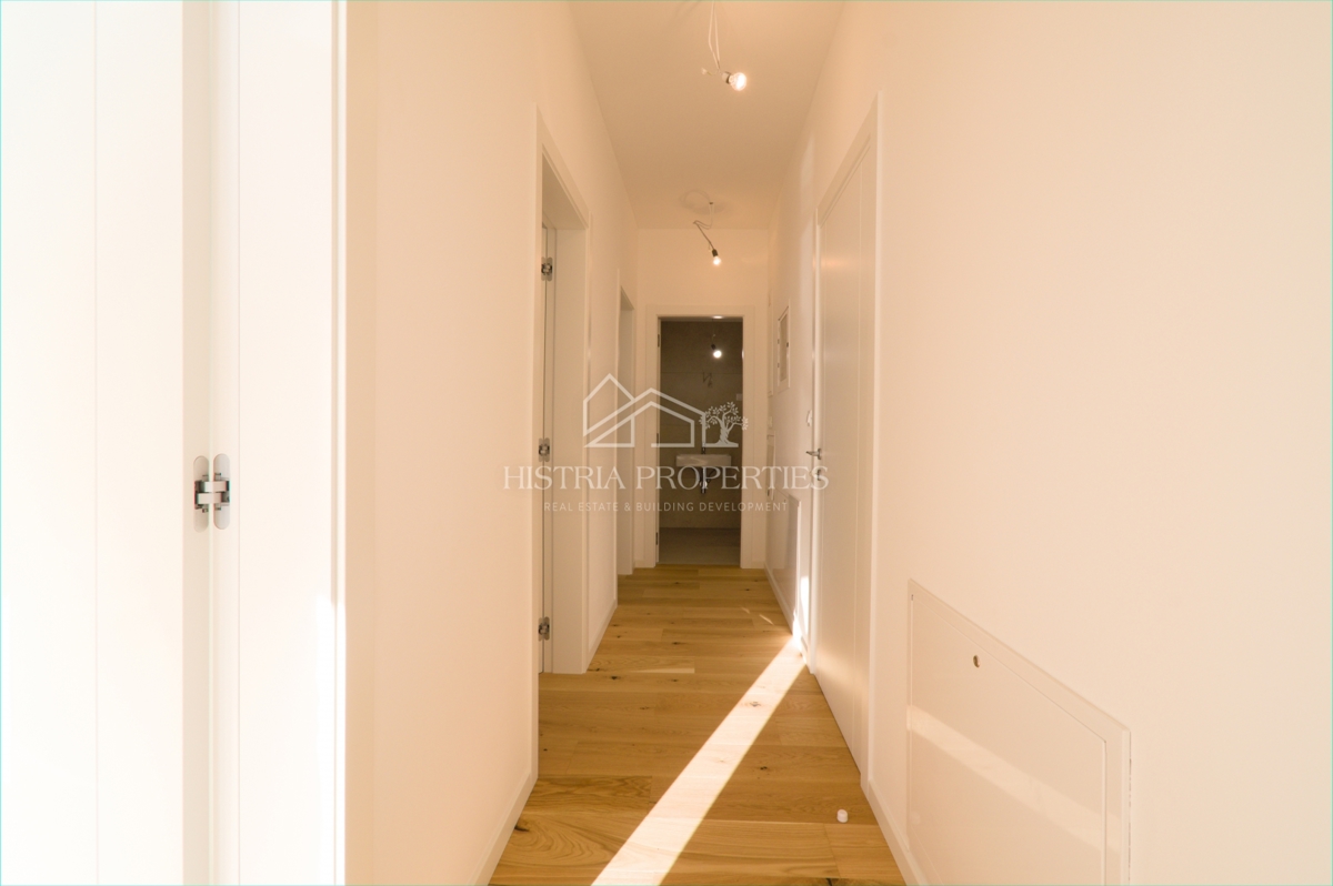 Lussuoso e spazioso appartamento in prima fila sul mare con la spiaggia di fronte all'edificio a un prezzo ridotto