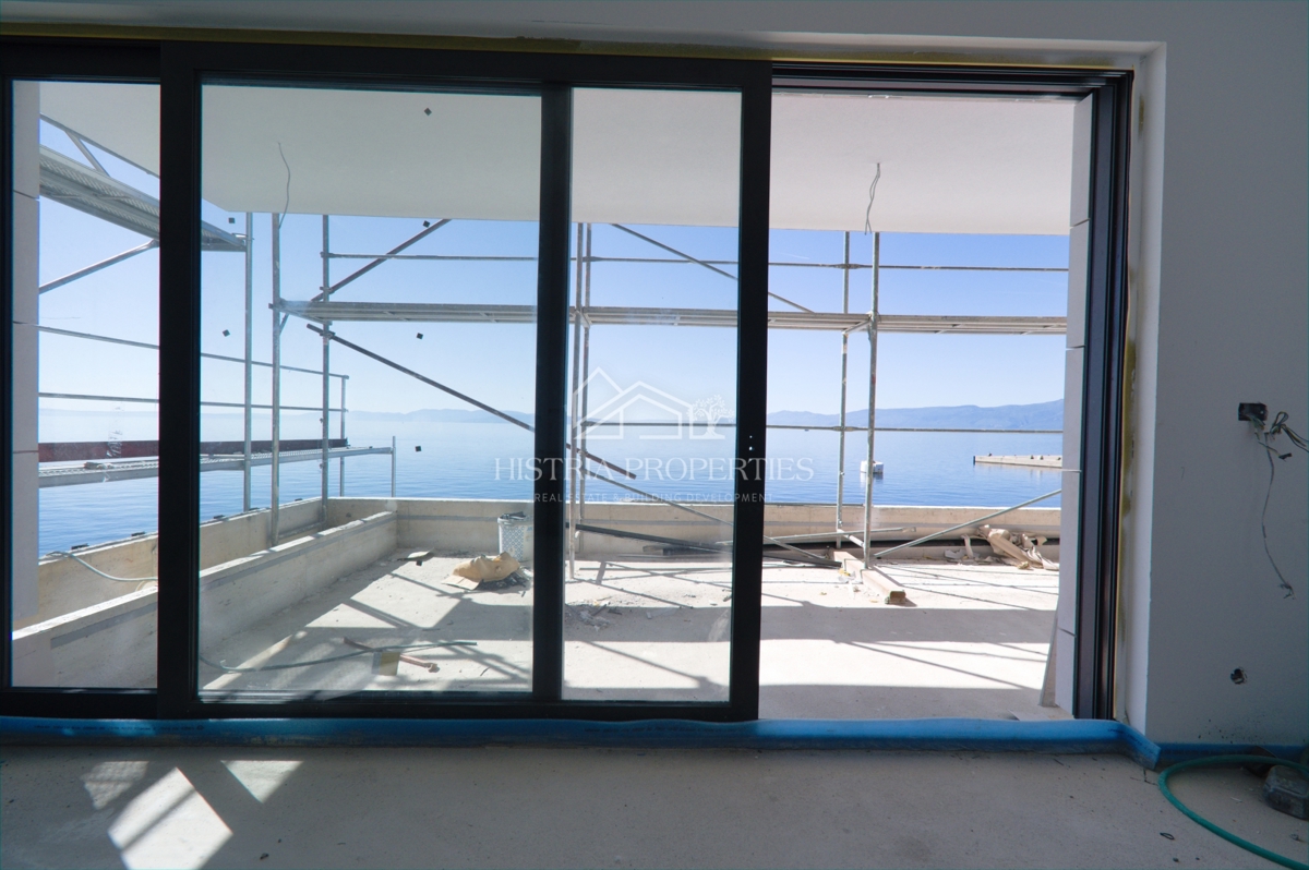 Lussuoso e spazioso appartamento in prima fila sul mare con la spiaggia di fronte all'edificio a un prezzo ridotto