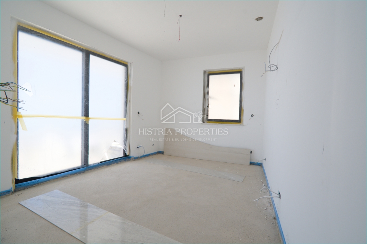 Lussuoso e spazioso appartamento in prima fila sul mare con la spiaggia di fronte all'edificio a un prezzo ridotto