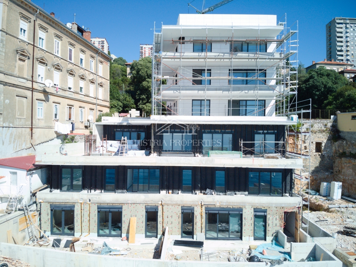 Lussuoso e spazioso appartamento in prima fila sul mare con la spiaggia di fronte all'edificio a un prezzo ridotto