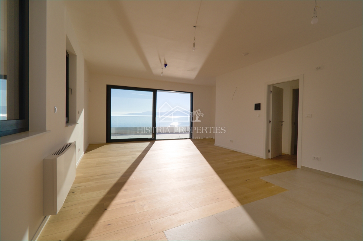 Lussuoso e spazioso appartamento in prima fila sul mare con la spiaggia di fronte all'edificio a un prezzo ridotto