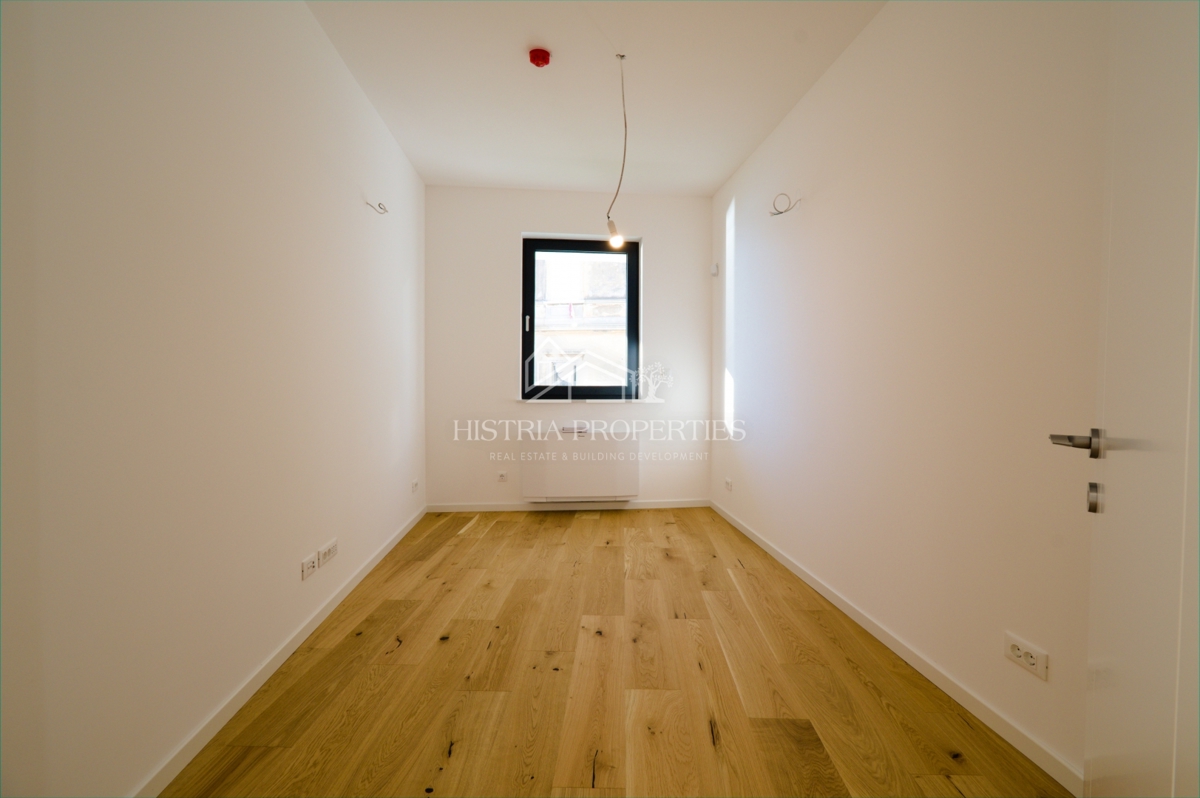 Lussuoso e spazioso appartamento in prima fila sul mare con la spiaggia di fronte all'edificio a un prezzo ridotto