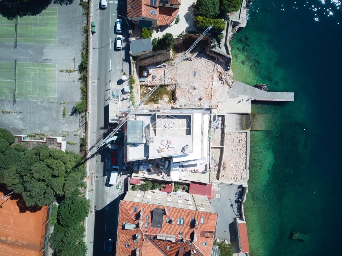 Lussuoso e spazioso appartamento in prima fila sul mare con la spiaggia di fronte all'edificio a un prezzo ridotto