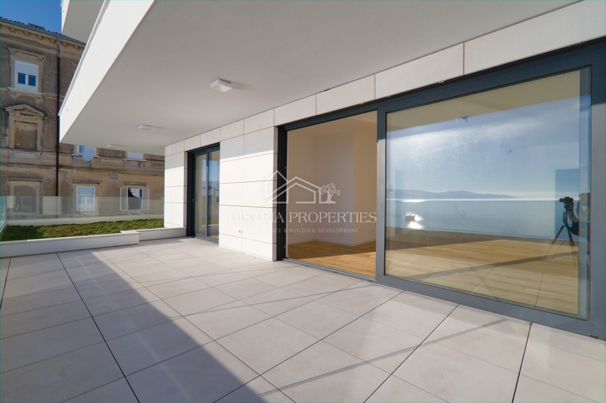 Lussuoso e spazioso appartamento in prima fila sul mare con la spiaggia di fronte all'edificio a un prezzo ridotto