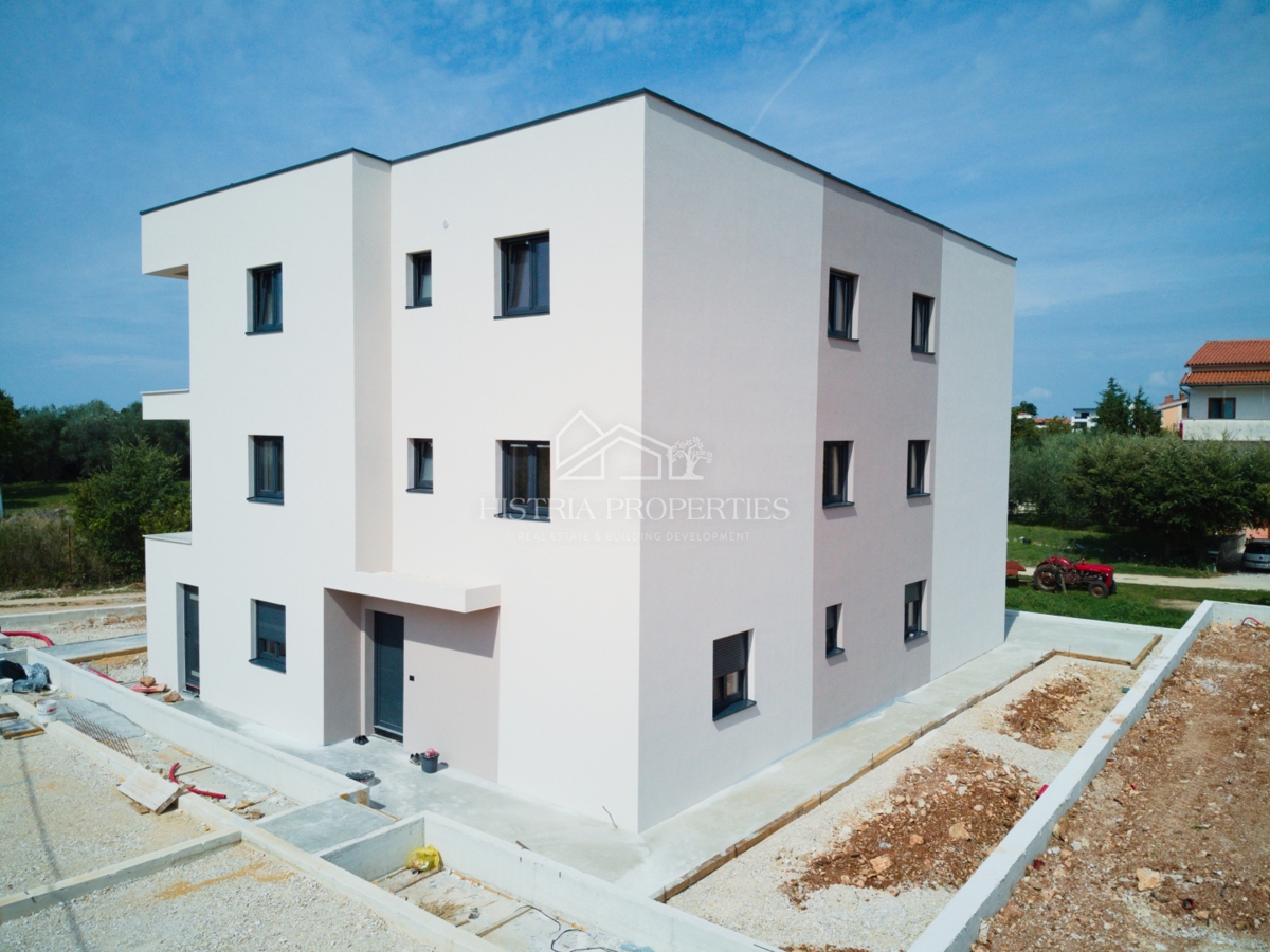 Nuovo appartamento con terrazza a 5,5 km da Parenzo in un edificio di nuova costruzione di qualità