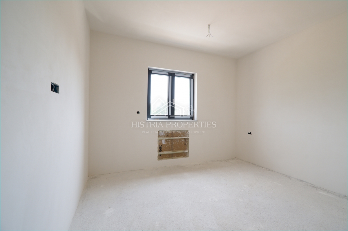 Nuovo appartamento con terrazza a 5,5 km da Parenzo in un edificio di nuova costruzione di qualità