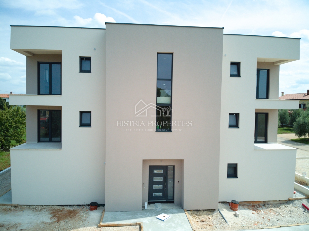 Nuovo appartamento con terrazza a 5,5 km da Parenzo in un edificio di nuova costruzione di qualità