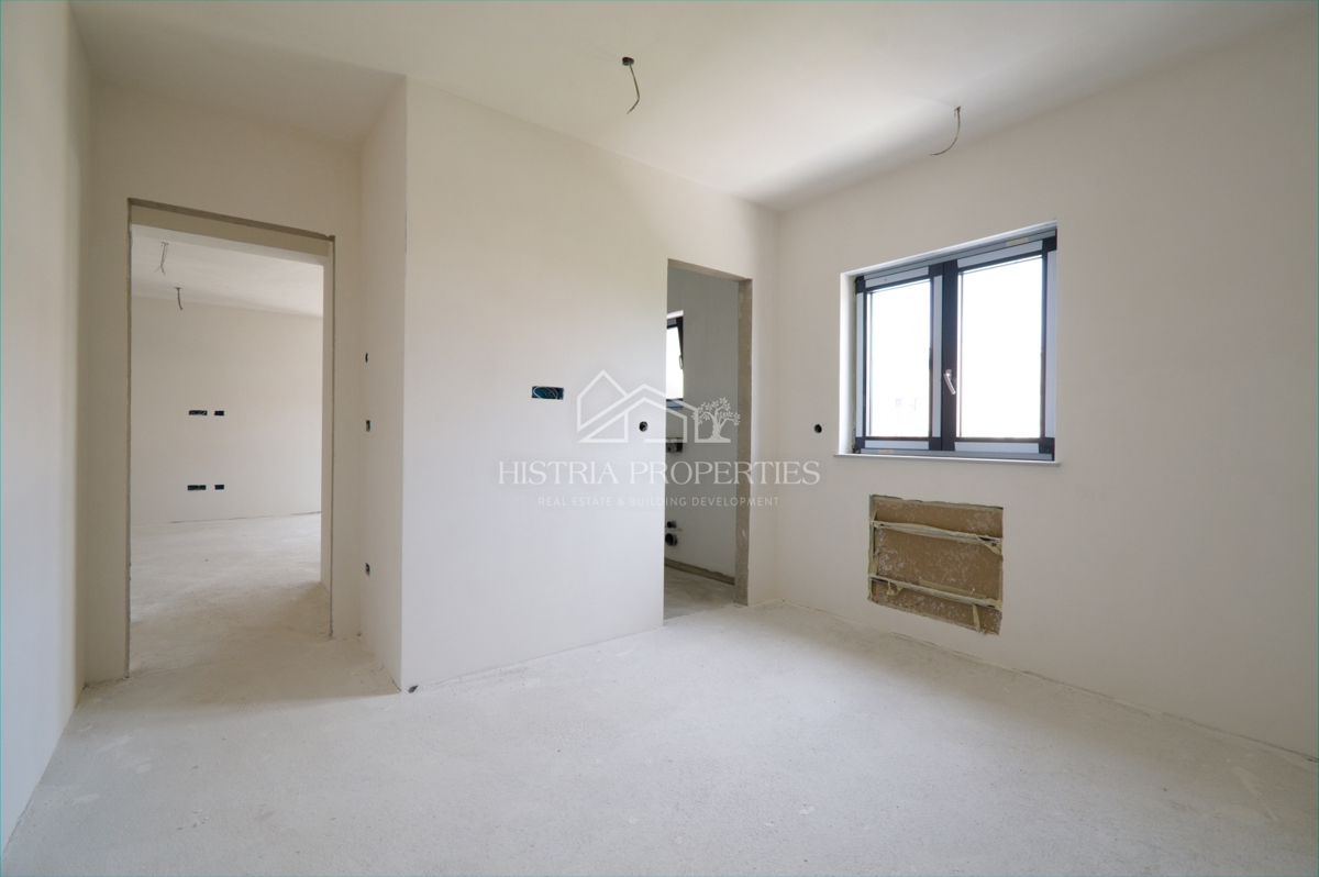 Nuovo appartamento con terrazza a 5,5 km da Parenzo in un edificio di nuova costruzione di qualità