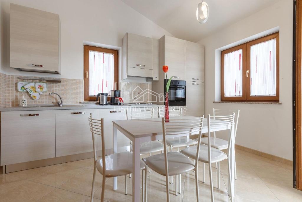 Casa unifamiliare splendidamente arredata con piscina e ampio giardino