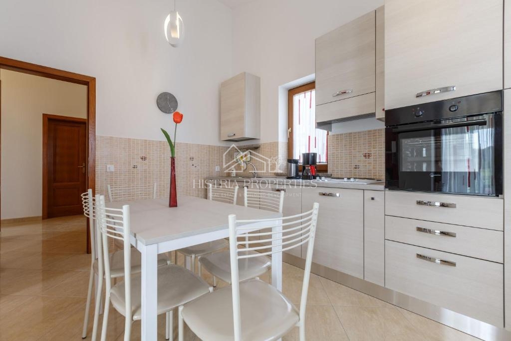 Casa unifamiliare splendidamente arredata con piscina e ampio giardino