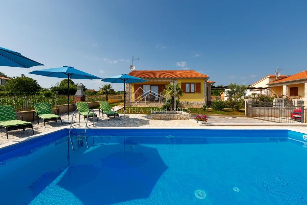 Casa unifamiliare splendidamente arredata con piscina e ampio giardino