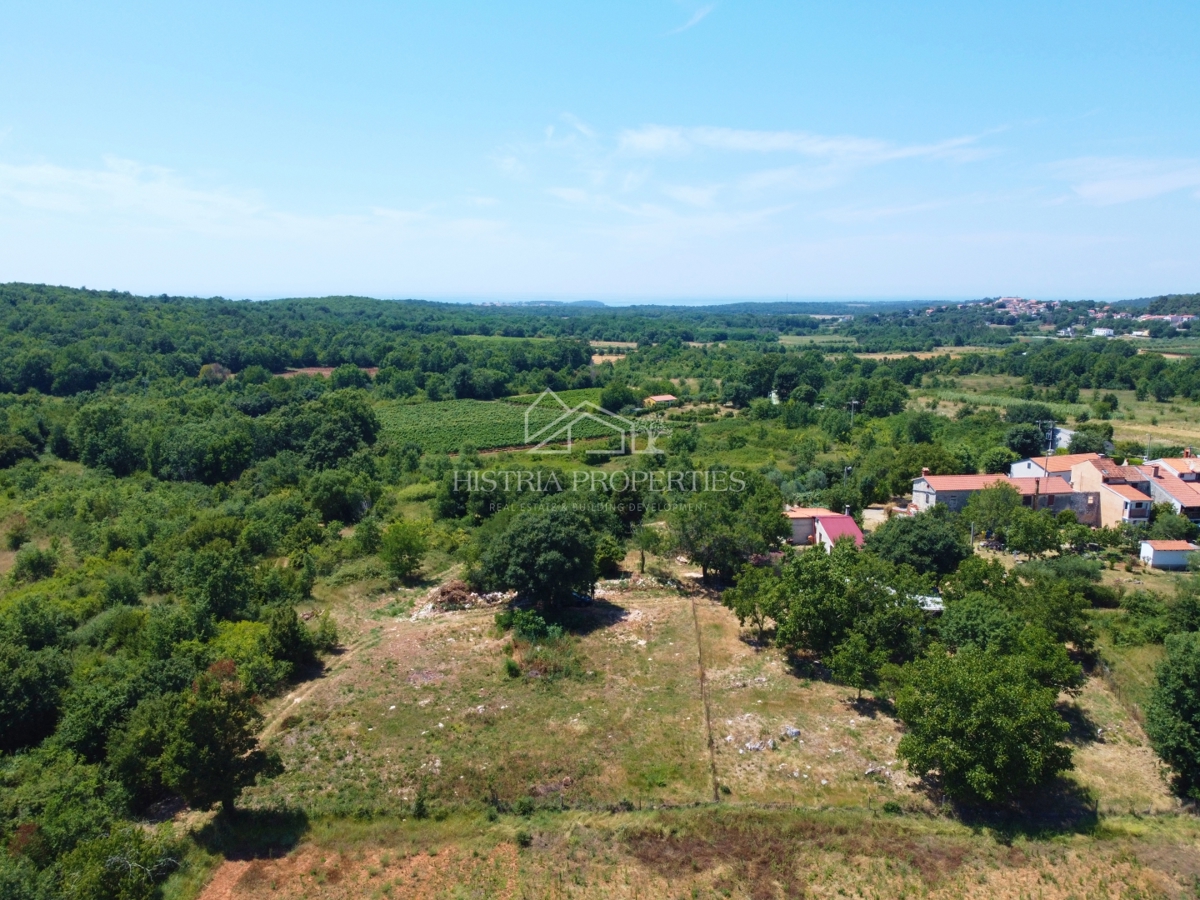 Terreno edificabile in un piccolo villaggio istriano circondato da un idillio naturale